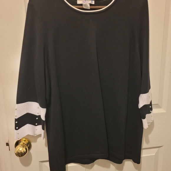 TanJay Tops - TanJay Black and White Knit Top